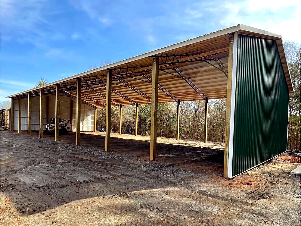 Hybrid storage barn with an enclosed green workshop end and open bays